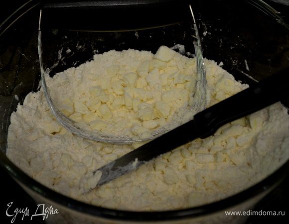 В фудпроцессоре или вручную муку, соль,1/4 стак. сахара и сливочное холодное масло прорубить, пропульсировать 7-8 раз до крошкообразного состояния. Добавить 1/2 стак. холодной воды по 1 стол. л за раз. Пропульсировать, если делаете в фудпроцессоре, пока тесто не приобретет форму.