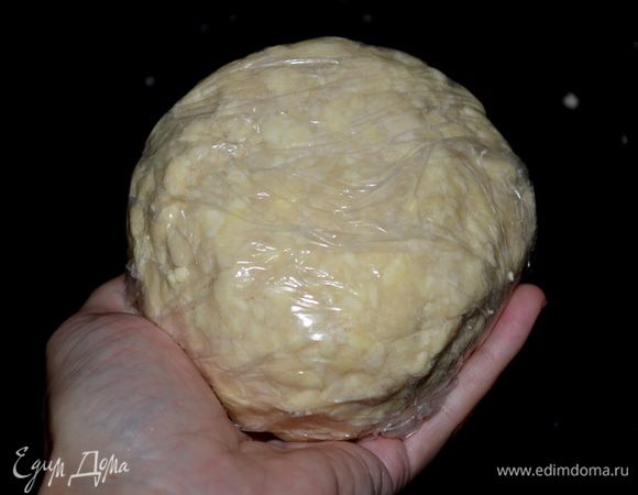 Положить тесто в пищевой пластик, завернуть и положить в холодильник на 2-24 часа.