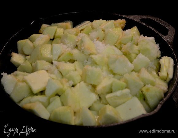В это время, пока тесто отдыхает, яблоки покрошенные перемешаем с сахарным песком 1 1/2 стак. и сливочным маслом 1/2 стак. /113 г/ в большой чаше. Затем все перемешанное переложим в чугунную сковороду и поставим на медленный огонь на 1 час 15 мин. В течение времени перемешивать каждые 15 мин. только по разу.