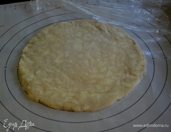 Разогреем духовку на 210 гр. Достанем тесто из холодильника. Выложим на припыленную мукой поверхность и раскатаем в диаметр вашей сковороды.