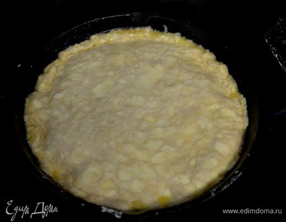 Наше тесто кругом выложим поверх готовых теплых яблок. Концы должны быть по кольцу сковороды внутрь. Поставим в духовку на 25 мин. или пока тесто не станет золотистого цвета. Готовому тарту дадим отдохнуть 10 мин.