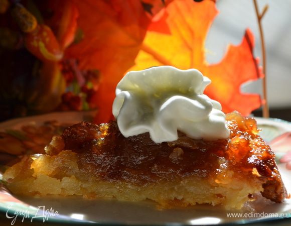 И подаем, разрезав порционо на кусочки с взбитыми сливками по желанию.