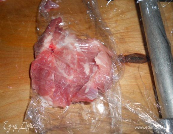 обварачивая кусочки пищевой пленкой, отбить