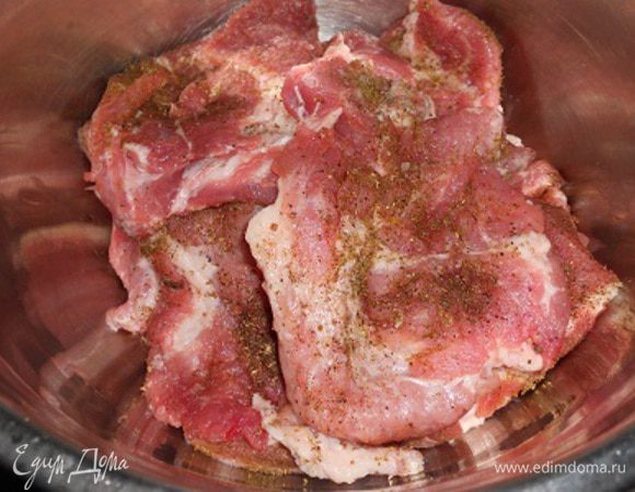 отбитые отбивные,посолить и поперчить, сдобрить остальными специями, кто любит можно добавить 2 ст.л. соевого соуса, поставить в холодильник минимум на 1 час. Тем временем почистить лук, порезать колечками, обдать его горячей водой, воду слить, добавить уксус и щепотку соли, перемешать и отставить в сторону.