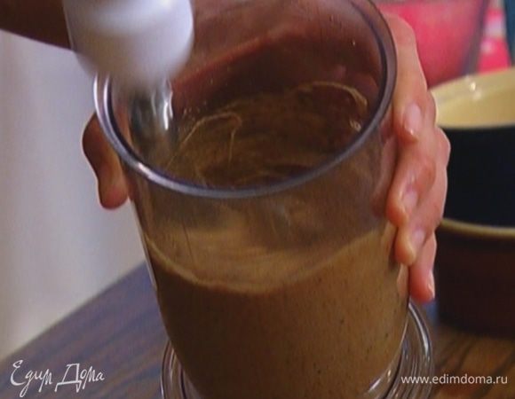 Яйцо взбить миксером, добавить оба вида сахара и продолжать взбивать до получения пышной массы.