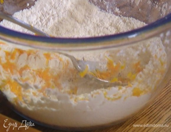Муку перемешать с разрыхлителем и солью, добавить мускатный орех и цедру апельсина.