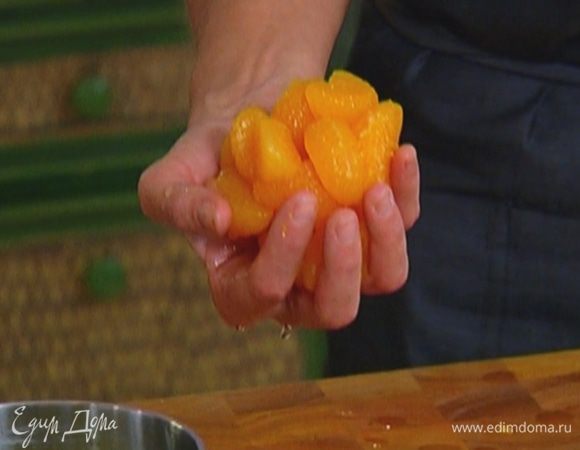 Из мандаринов слить жидкость.