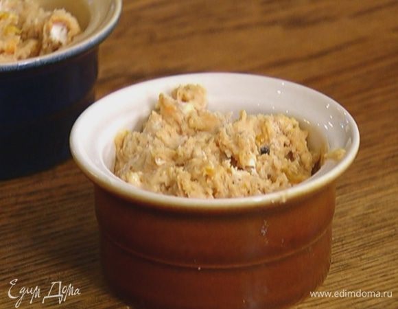 Небольшие керамические формы для выпечки смазать оливковым маслом и заполнить тестом на 2/3 объема.