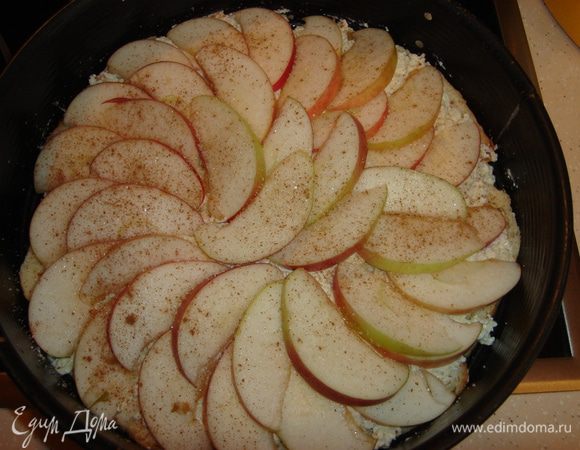 Яйца - 2 шт - взбить вилкой с щепоткой соли, 1 ст. ложкой сахара и молоком.
Творог растереть с 1 яйцом и 1 ст. ложкой сахара (на одну пачку 200 гр).
Яблоки освободить от сердцевины и нарезать тонкими дольками (можно очистить по желанию).
Форму выстелить пергаментом, смазать сливочным маслом. Духовку разогреть до 200 град.
С булки срезать корочки, разрезать на небольшие кусочки, обмакивать в молочно - яичную смесь и выкладывать первый слой в форму. На хлеб - слой творога. Затем слой яблок - присыпать немного сахаром, корицей и выложить кусочки слив. масла.



