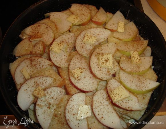 Повторить слой хлеба и яблок. Выпекать в духовочке при 200 град. верх - низ или 180 - 160 град. с конвекцией 30 - 40 минут. При необходимости накрыть мокрым листом пергамента во второй половине выпекания, чтобы шарлотка не подсохла. Подать шарлотку стоит горячей или теплой со сметаной. 