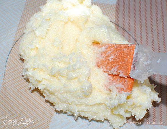 Размягченное масло растерла с сахаром добела, не переставая мешать, добавила последовательно ...