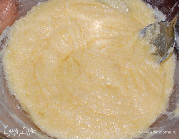 мед,яйцо перемешала,