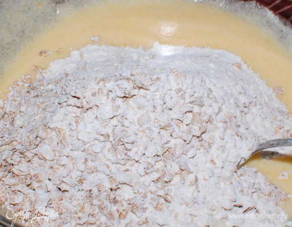 всыпала муку перемешанную с содой и овсяными хлопьями, вымесила. 