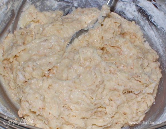 Тесто должно быть  не густым. (примерно, как на сырники)