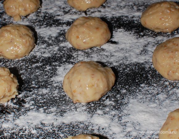 Налила в миску воды,смочила руки, и сформовала шарики, размером с орех,выложила на противень присыпанный мукой, на расстоянии 3-4 см друг от друга.