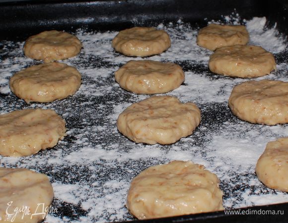 Примяла печенье,придав им круглую форму.