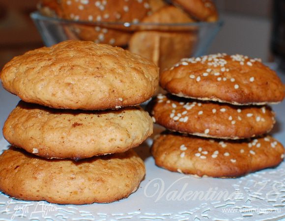 Выпекала печенье,10-15 мин, в предварительно разогретой духовке до 200-220градусов.(ориентир по своей духовке).
Часть печенья сверху присыпала кунжутом.
Получилось 30шт.