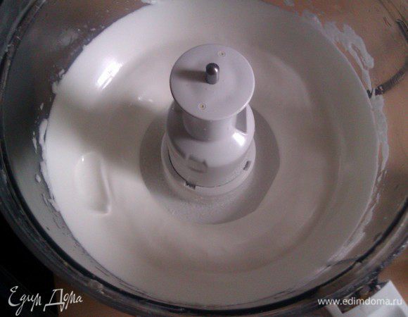 Готовим белковую смесь. Белки взбиваем до пиков с солью и 120 г сахара.