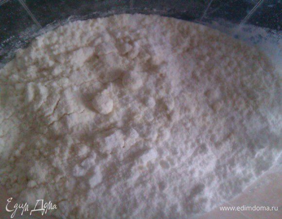 Готовим мучную смесь. Смешиваем муку с разрыхлителем. Подогреваем молоко до комнатной температуры.