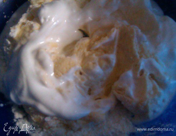 К масляно-яичной смеси в подсыпаем четверть мучной смеси, затем четверть молока и четверть белковой смеси, аккуратно перемешиваем ложкой. На этом этапе нельзя использовать никакие электроприборы!!!