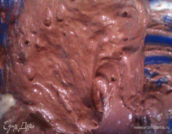 В оставшееся тесто добавляем какао, аккуратно перемешиваем до однородности.