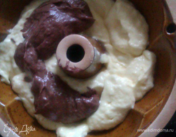 Выкладываем сверху шоколадное тесто (в форме должно остаться место для подъема теста, хотя бы четверть, я налила многовато, пришлось срезать верхушку).