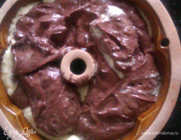 Аккуратно китайской палочкой или вилкой для мяса, делаем спиралевидные движения сверху вниз, чтобы немного перемешать слои и придать "мраморность". Выпекаем 60 мин.