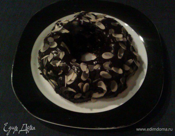 Варим глазурь. Разогреваем масло, добавляем сахар и какао, перемешиваем, потом добавляем сметану. Смазываем ею охлажденный пирог, посыпаем лепестками миндаля. Даем глазури пару часов застыть, перекладываем на новую тарелочку (без потеков глазури), подаем к столу ))
И наслаждаемся нежным, сочным пирогом ))