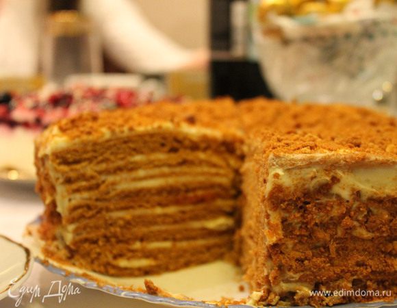 Тесто скатать в колбаску и разделить на 10-12 кусочков. Стол присыпаем мукой, раскатываем корж, вырезаем нужную форму и переносим на подпыленный мукой противень. (для подпыления, я на противень сыпала примерно 1 ст.л. муки с горкой). Ставим в разогретую до 170 градусов духовку и выпекаем 5-7 минут каждый корж!