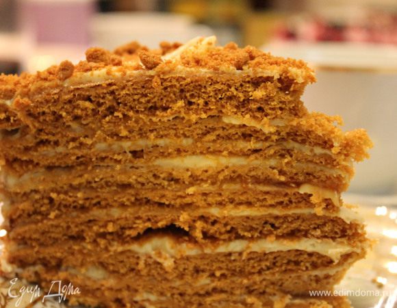 Сливочное масло взбиваем со сгущенным молоком. И полученным кремом обильно смазываем наши коржи. Сверху присыпаем крошкой. Полученный тортик оставляем на 12 часов при комнатной температуре, потом убираем в холодильник! 