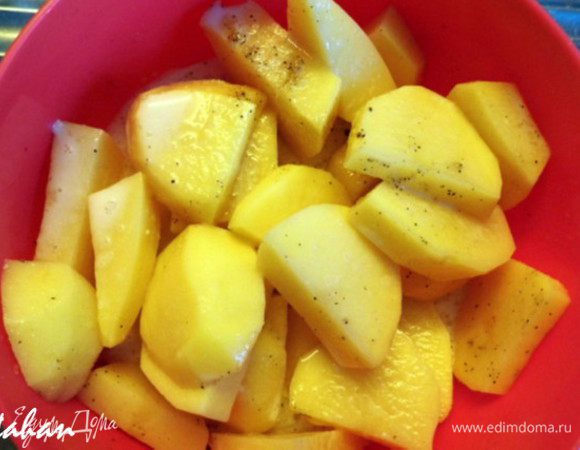 Картофель почистить, помыть и обсушить. Порезать его на крупненькие кусочки и приготовить картофель до полуготовности: Сложить его в дозу для СВЧ печи, посолить, поперчить, посыпать сухим чесноком. Влить в дозу растительное масло и воду. Всё тщательно перемешать и поставить в СВЧ печь на 4 минуты при максимальной мощности (у меня 800). 