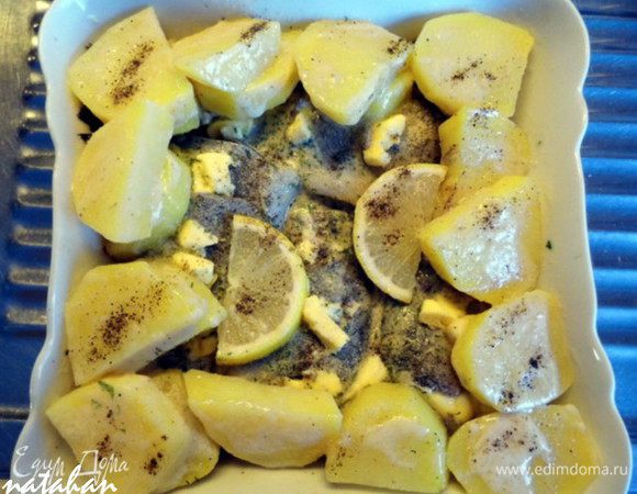 Выложить полуготовый картофель по периметру формы для запекания. Чуть-чуть присолить и поперчить.