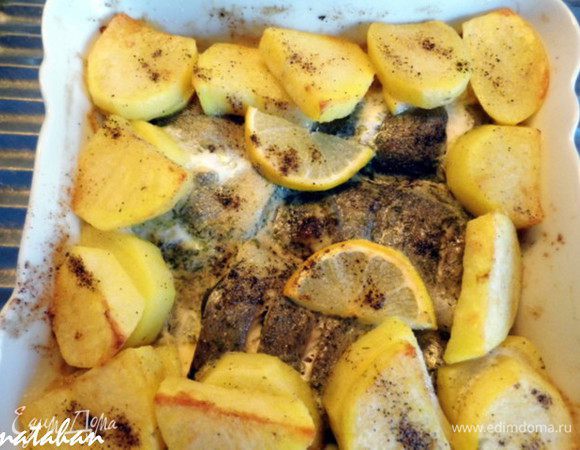 И поставить в холодную духовку на средний уровень на 25-30 минут при температуре 180-190*. Во второй половине периода запекания накрыть форму фольгой. Достать форму из духовки, накрыть её и оставить остывать на 10-15 минут.