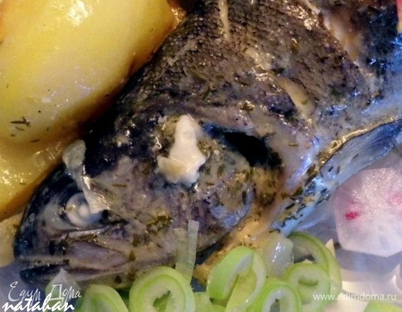 Всё готово, разложить рыбу и картофель порционно и звать едоков. Можно добавить зелёный лук и редис... Приятного аппетита!