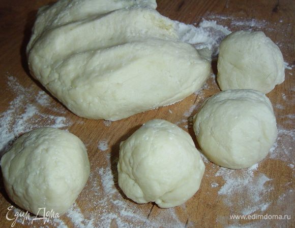 Тесто делим на столько частей, сколько у Вас формочек,