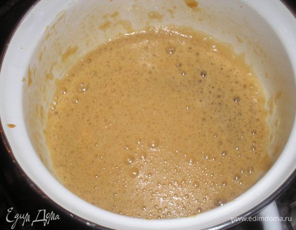 Для кастрюльку с толстым дном кладем мед и соду и непрерывно помешивая доводим смесь до коричневого цвета. 