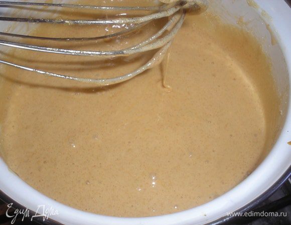 Чуть охлаждаем смесь, добавляем яйцо и сразу взбиваем миксером что-бы яйцо не заварилось. Добавляем сахар  и опять ставим смесь на огонь, держим несколько минут постоянно помешивая. 