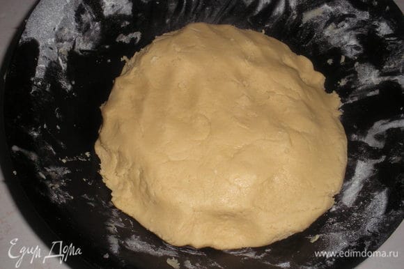 Далее добавляем растопленное сливочное масло (маргарин) и начинаем подмешивать муку. Муки уходит примерно 3-3,5 стакана.Тесто должно получиться мягким и эластичным.