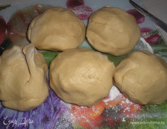 Делим тесто на 5 частей и кладем на 1 час в холодильник.