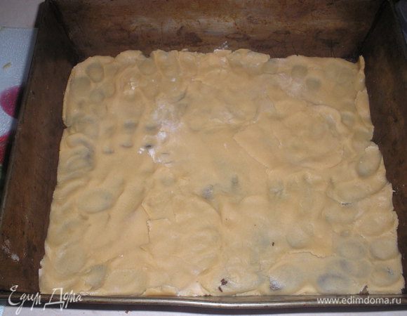 По одному кусочку вынимаем тесто, тонко раскатываем и перекладываем на противень. Тесто очень нежное и легко рветься,  надо это делать очень аккуратно.