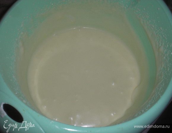 Готовим крем: для этого взбиваем сахар, сметану и розмягченное сливочное масло.