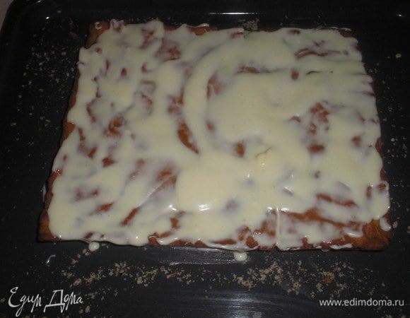 Перекладываем наш тортик: каждый корж смазываем обильно кремом (1/5 частью) и посыпаем мелко молотыми орехами.