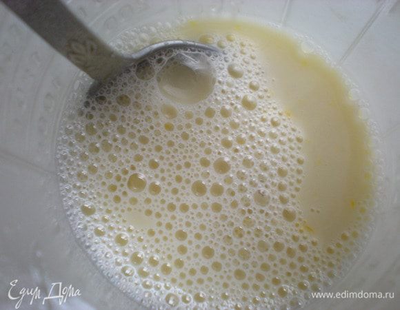 Налить пол стакана теплого молока к крахмалу, хорошенько перемешать. Аккуратно выливать в кастрюльку, помешивая.