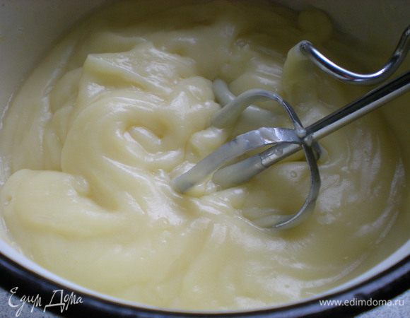 Довести до загустения на медленном огне, постоянно помешивая.