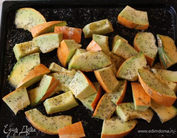 Выложите дольки на противень, посолите, поперчите, посыпьте тимьяном. Полейте сверху маслом.