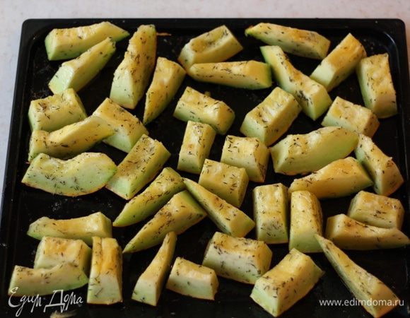 Теперь хорошенько перемешайте дольки. Важно, чтобы смесь хорошо пропитала дольки со всех сторон.
Выложите дольки кожурой вниз. Разогрейте духовку до 200 градусов.
Выпекайте дольки в духовке в течение 35-45 минут. Это сильно зависит от сорта тыквы.