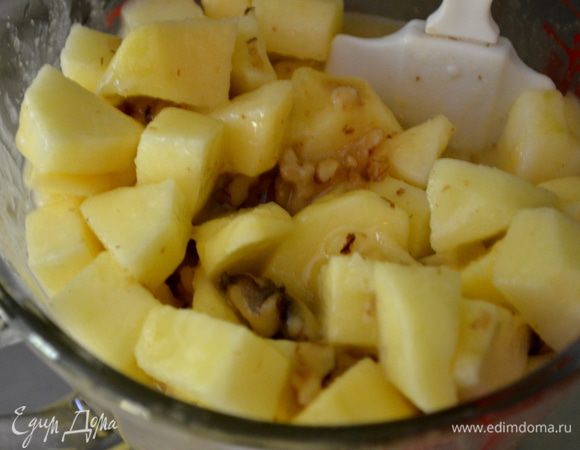 В другой чаше взбить слив.масло, сахар, затем добавить яйца и помешивать примерно все 2 мин. Добавить орехи и яблоки /я использовала сорт Фуджи/. Перемешать.