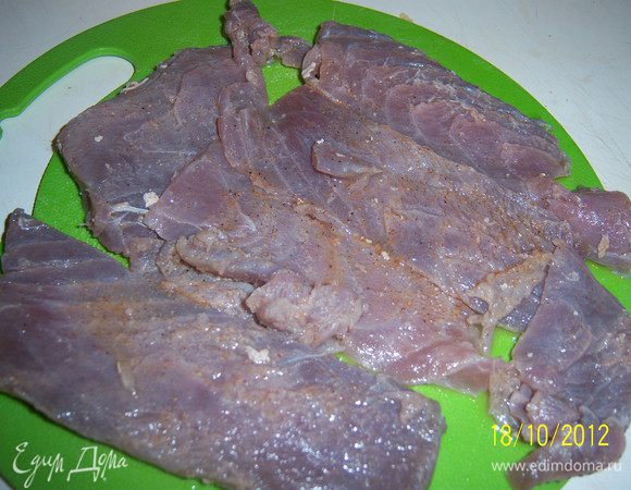 филе тунца вымыть, обсушить и нарезать на тонкие полоски толщиной 0,5 см, посыпать солью и перцем и полить лимонным соком