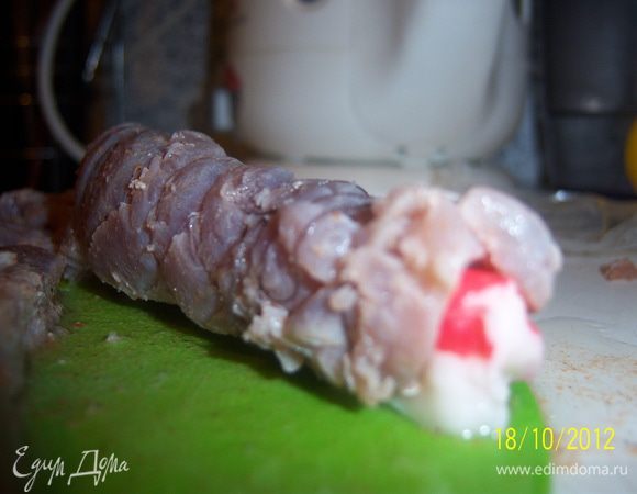 на каждый кусок положить крабовую палочку, свернуть в рулет и связать ниткой, чтоб не развязался