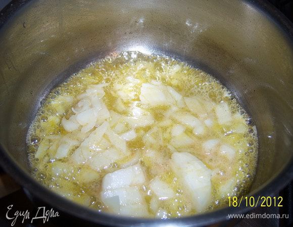 в кастрюле растопить 1ст.л. сливочного масла, высыпать очищенный и мелко нарубленный лук